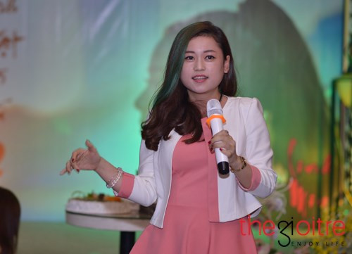 Cô nàng ca sĩ trẻ Trâm Anh cũng dành tặng cho hot girl "cảnh nóng" những ca khúc ngọt ngào.