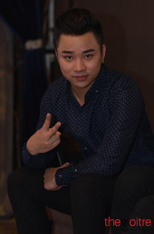 Trong bữa tiệc, Hữu Công tất bận với việc đón khách, tiếp khách thay cho bạn gái.