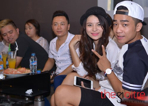 Chàng diễn viên đa tài Duy Nam cũng tới chúc mừng bạn thân của mình. Duy Nam cho biết đã chơi thân với hot girl Linh Miu được 4 năm... Chàng hot boy đã dành tặng cho Linh Miu những ca khúc hài hước.