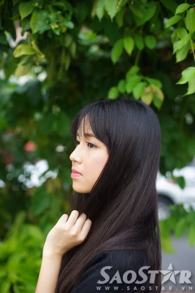 Về lý do của câu chuyện cũ, Thy cũng thật thà chia sẻ: “Nghe bố mẹ kể sau khi hai người cưới nhau đã chạy chữa nhiều nơi nhưng vẫn không thể sinh con. Đến năm 1997, bố tình cờ gặp được bác sĩ Nguyễn Thị Ngọc Phượng, Giám đốc Bệnh viện Phụ sản Từ Dũ nhờ giúp đỡ. Và rồi may mắn mỉn cười khi bác sĩ Phượng đã mang lại niềm hy vọng cho bố mẹ mình. Bố mình vẫn hay bảo đó là một phép nhiệm màu”.