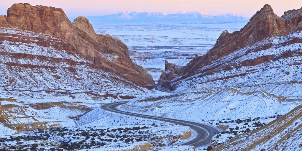 Cung đường Interstate 70 chạy xuyên qua bang Utah (Mỹ) đẹp nhất vào mùa đông, đặc biệt ở đoạn Spotted Wolf Canyon tuyết phủ trắng xóa.