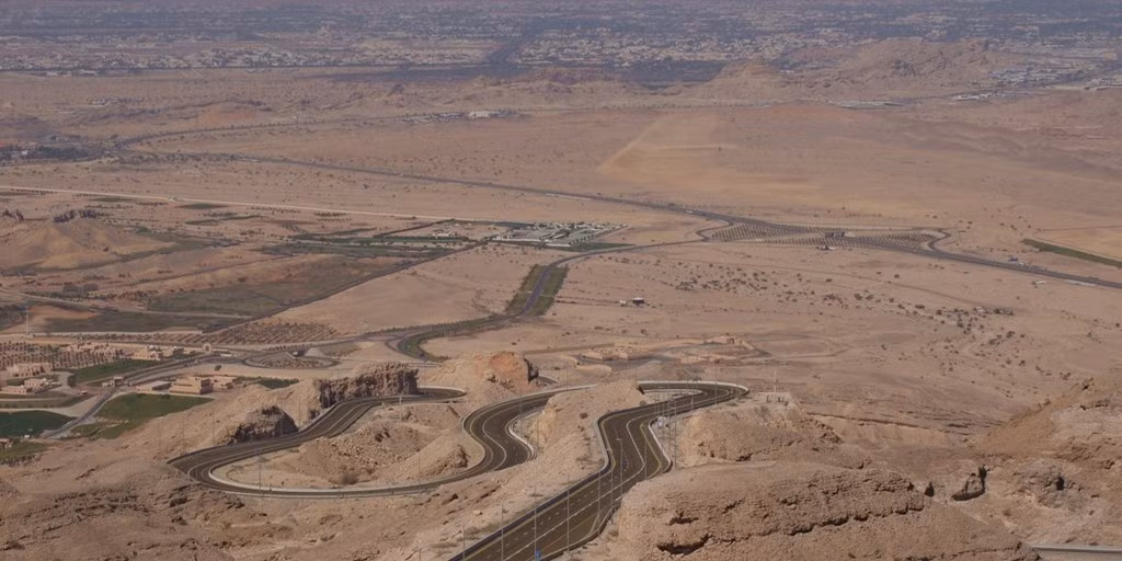 Cung đường Jebel Hafeet ở Abu Dhabi chạy trên sườn núi đá vôi hiểm trở Jebel Hafeet, ngọn núi cao thứ 2 Các tiểu vương quốc Ả rập thống nhất.