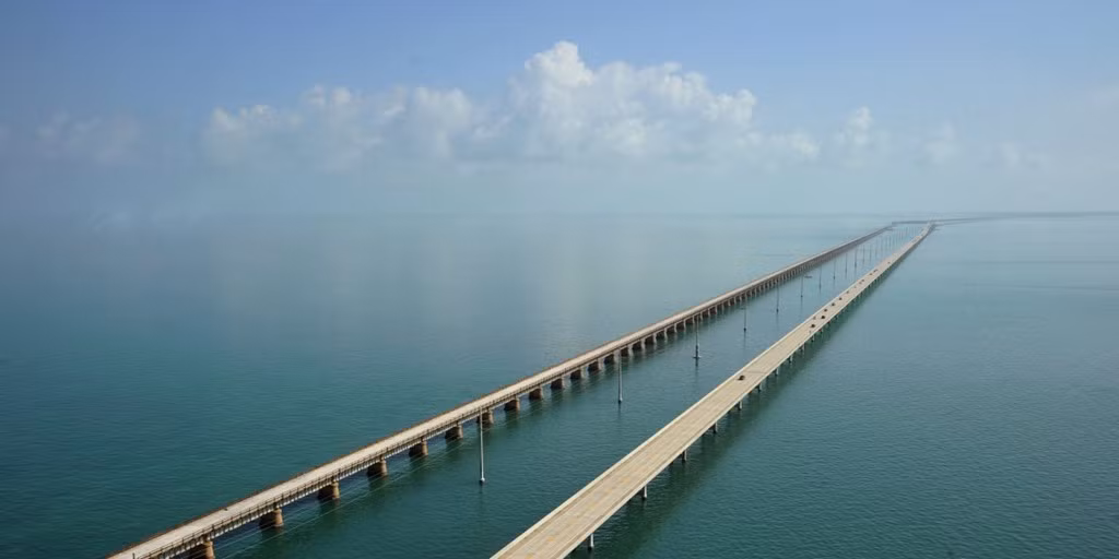 Đường cao tốc vượt biển ở Florida nối đất liền Florida với Florida Keys, gồm 42 cây cầu trên biển, dài 182 km. Đến đây du khách sẽ có cảm giác đang lái xe trên mặt biển, đẹp nhất là khi bình minh và hoàng hôn.