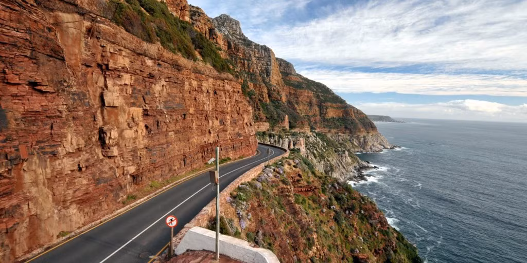 Chapman’s Peak Drive ở Nam Phi chỉ dài 8 km, nhưng có đến 114 khúc cua và cho phép du khách ngắm toàn cảnh núi non và biển cả 180 độ.