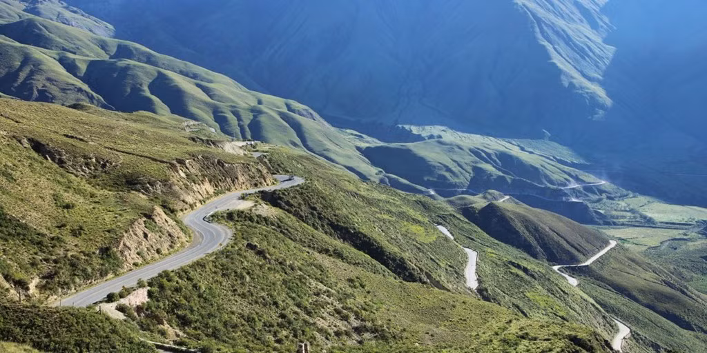 Cung đường Ruta 40 có độ dài 4.828 km, từ miền bắc Argentina đến cực nam của nước này. Đường chạy qua 18 con sông, 20 công viên quốc gia, song song với dãy Andes.