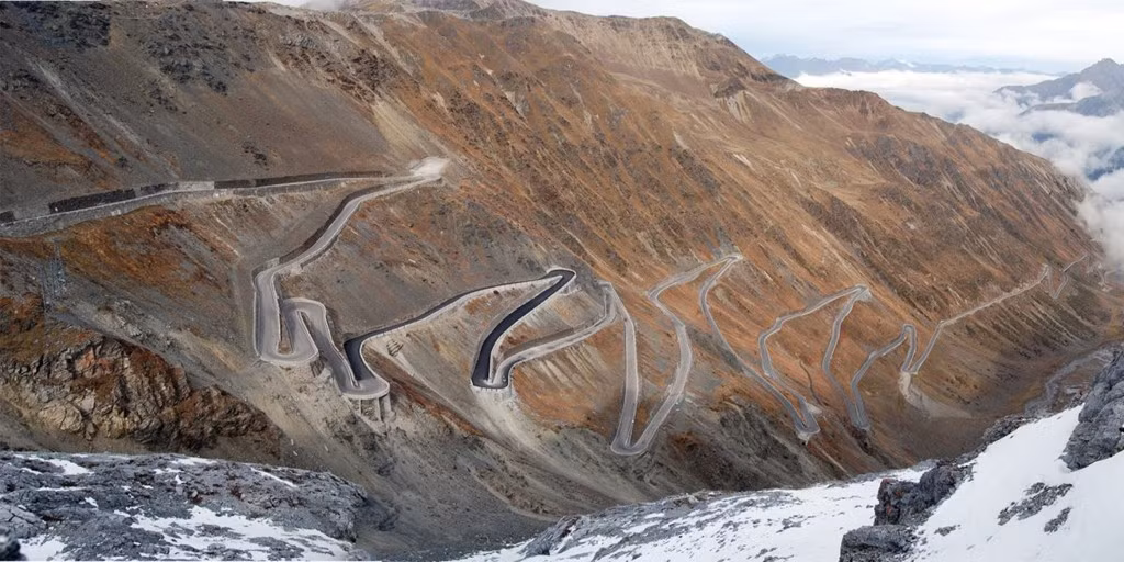 Đèo Stelvio ở Italy chỉ dài 24 km nhưng có đến 48 đoạn cua tay áo. Đèo cao 2.743 m và có khung cảnh tuyệt đẹp.