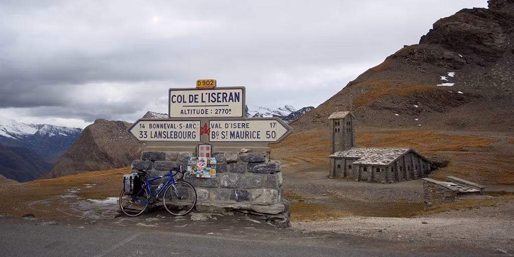 Col de l'Iseran ở Pháp là con đường cao nhất trên dãy Alps. Đường chỉ mở vào mùa hè và được sử dụng vài lần trong Tour de France.