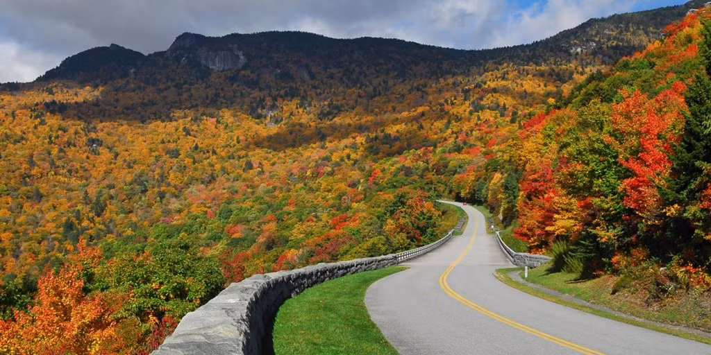 Cung đường Blue Ridge Parkway chạy từ North Carolina đến Virginia, nổi tiếng với cảnh núi non đẹp như tranh vẽ và cao nguyên Appalachian.