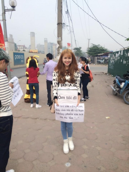 Cách đây ít giờ, trên mạng xã hội vừa đăng tải một số hình ảnh xinh xắn của một cô gái đứng bên cạnh chú ong vàng và cầm tấm biển mời ôm giá 5.000 đồng nhận được rất nhiều sự chú ý của đông đảo cộng đồng mạng.