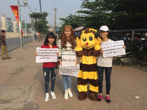 Người tổ chức chương trình “ôm tôi đi” chia sẻ trên trang cá nhân: “Một mình thì không thể nhưng cùng chung tay thì không gì là không thể. Có người hỏi tôi rằng, bạn tham gia rất nhiều chương trình như vậy thì bạn bắt đầu từ đâu? Mình bắt đầu từ tình yêu các bạn à, cứ đi nhiều nơi, thấy những hoàn cảnh và nhìn lại bản thân thì mình may mắn hơn quá nhiều người.