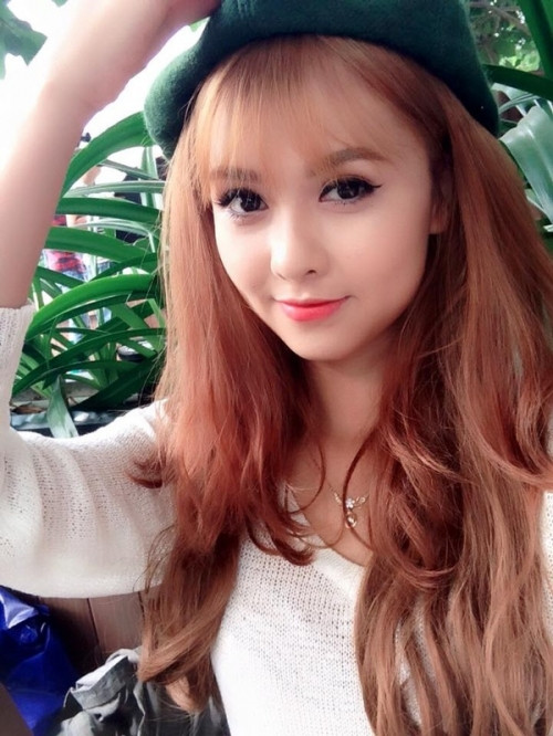 Cô gái cầm tấm biển kêu gọi “ôm tôi đi” và mỗi cái ôm đó cô sẽ lấy 5.000 đồng để dành cho các hoạt động như đã nêu trên.