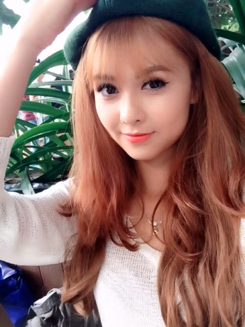 Cô gái cầm tấm biển kêu gọi “ôm tôi đi” và mỗi cái ôm đó cô sẽ lấy 5.000 đồng để dành cho các hoạt động như đã nêu trên.