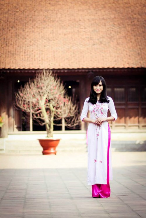 Với mong muốn bản thân trở nên tự tin hơn, Mai Anh tham gia CLB người dẫn chương trình AMC của Học viện Báo chí và Tuyên truyền. Từ đây, cô gái trẻ đã đặt viên gạch đầu tiên trên con đường trở thành MC của mình. Ảnh: FBNV