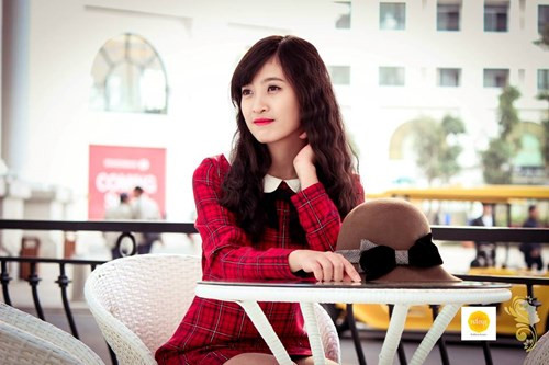 Những năm học cấp 3, Mai Anh hầu như không tham gia bất kì hoạt động nào trong trường bởi chứng bệnh liệt dây thần kinh mặt. Chứng bệnh này khiến cô không thể nói cười một cách bình thường, phải giao tiếp với bạn bè bằng giấy bút, phải làm bạn với khẩu trang và những cây kim châm cứu. Cũng vì chứng bệnh này khiến cô ngại tiếp xúc với người lạ và có phần tự ti. Ảnh: FBNV