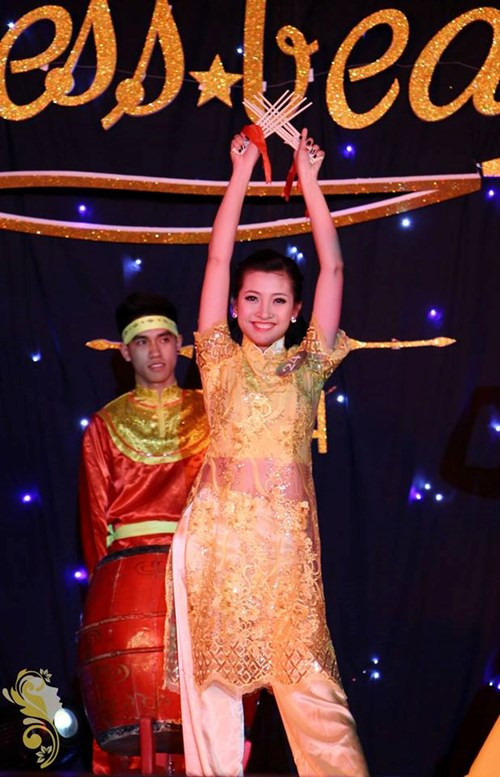 Không chỉ ghi dấu trong các cuộc thi MC, Mai Anh còn lọt top 10 cuộc thi Tài sắc nữ sinh Báo chí Press Beauty 2014 và giành các giải thưởng: Miss Báo chí (giải Tác phẩm báo chí xuất sắc nhất), Miss Thân thiện, Miss Royal Food Court (giải thi nấu ăn). Dù không đoạt ngôi vị Hoa khôi hay Á khôi nhưng Mai Anh được bạn bè gọi vui là “Nữ hoàng giải phụ” nhờ những tài lẻ của mình. Ảnh: Fanpage Press Beauty 2014