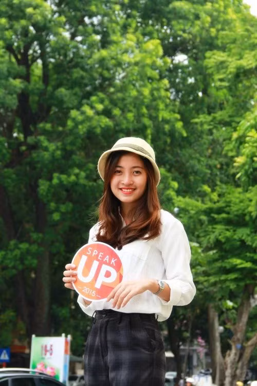 Năm 2015, Mai Anh cùng với những người bạn của mình tham gia cuộc thi Speak Up do CLB AMC tổ chức và xuất sắc đạt giải 3. Mai Anh chia sẻ: “Với mình đây không hẳn chỉ là một cuộc thi, đây là cơ hội để mình có thêm nhiều người bạn, nhiều kỉ niệm đẹp, mình biết được bản thân đang thiếu những gì và cảm nhận được tình cảm. Với sự quan tâm của mọi người, mình biết mình sẽ còn phải nỗ lực và cố gắng nhiều hơn nữa”. Ảnh: Fanpage Speak Up