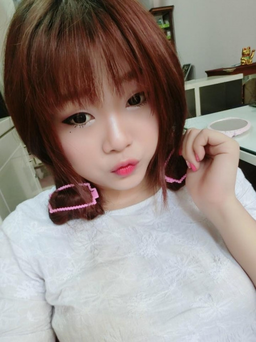 Được mọi người gọi với biệt danh “thánh son”, Yến Linh bày tỏ: “Mình không phải là thánh son đâu, son của mình cũng không có nhiều như những chị khác. Nên nói tới "thánh son" thì cũng hơi quá và mình cũng hơi ngại”.