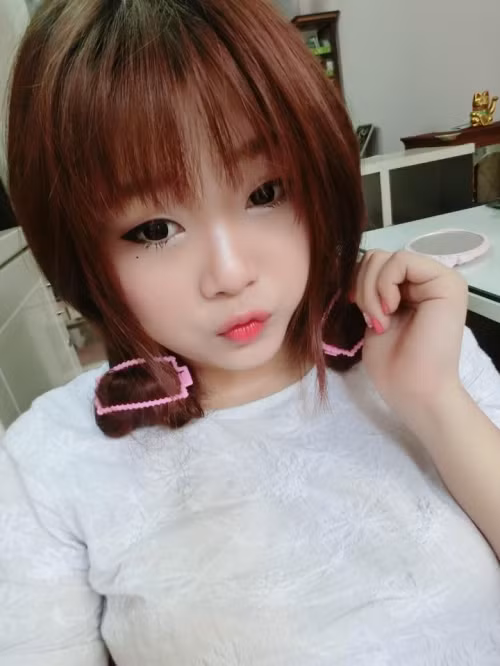 Được mọi người gọi với biệt danh “thánh son”, Yến Linh bày tỏ: “Mình không phải là thánh son đâu, son của mình cũng không có nhiều như những chị khác. Nên nói tới "thánh son" thì cũng hơi quá và mình cũng hơi ngại”.