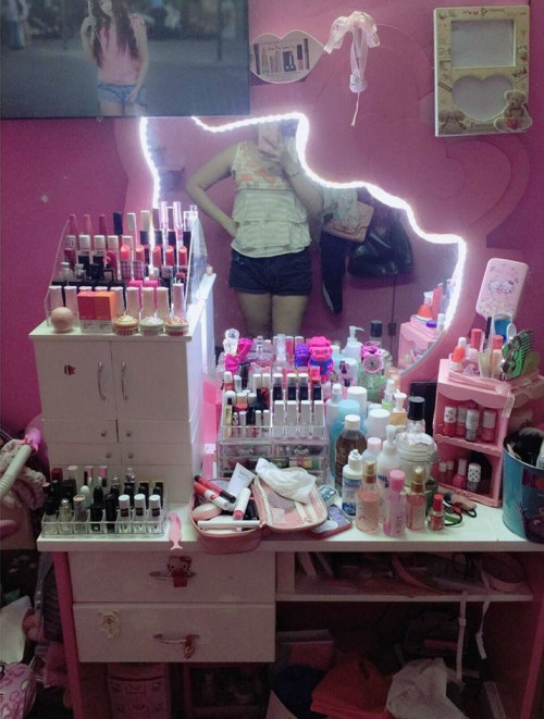 Mới đây, trên mạng xã hội có chia sẻ những hình ảnh về bàn trang điểm của một cô gái với đầy đủ các loại son. Bàn trang điểm của cô gái này khiến bất cứ cô gái nào cũng phải trầm trồ và yêu thích.