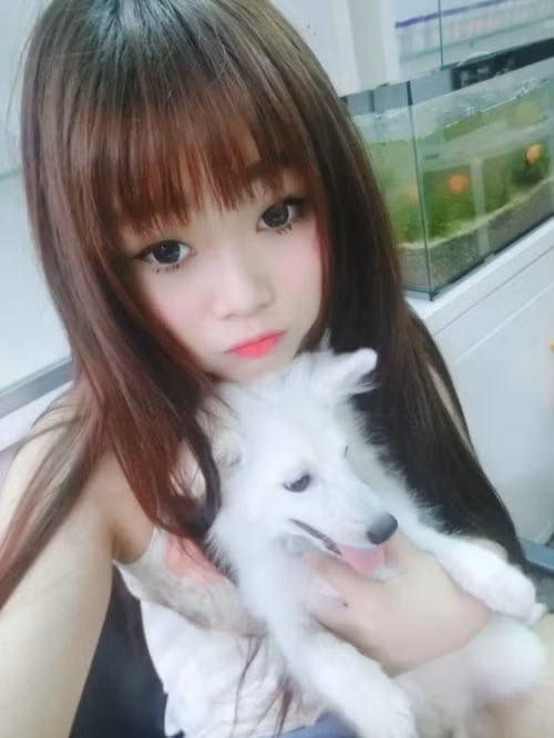 Liên hệ với cô gái đang nhận được sự quan tâm của cộng đồng mạng cô gái này giới thiệu: “Mình tên Phạm Yến Linh, sinh ngày 19/08/1996, sở thích của mình là sưu tầm son và nuôi chó mèo hamster, mình hiện đang là sinh viên trường Saigontourist”.