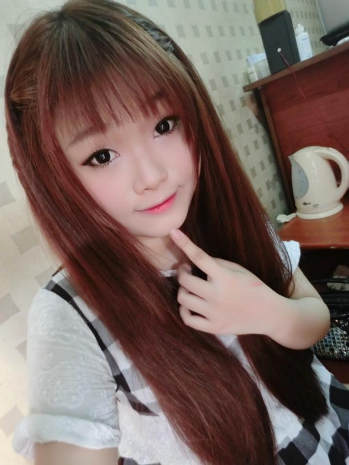 Hiện nay ngoài thời gian học tập, cô gái này còn bán hàng online và dự định trong tương lai của Yến Linh là muốn học một khóa nấu ăn và trang điểm chuyên nghiệp.