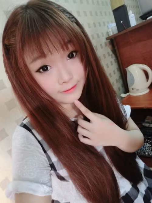 Hiện nay ngoài thời gian học tập, cô gái này còn bán hàng online và dự định trong tương lai của Yến Linh là muốn học một khóa nấu ăn và trang điểm chuyên nghiệp.