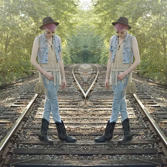 Những shot hình thời thượng và điệu đà không kém phái nữ của chàng trai đồng tính Elliott Alexzander.