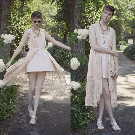 Được biết, Elliott Alexzander đã xây dựng thành công thương hiệu thời trang House of Alexander bằng sự chân thành với cuộc đời.