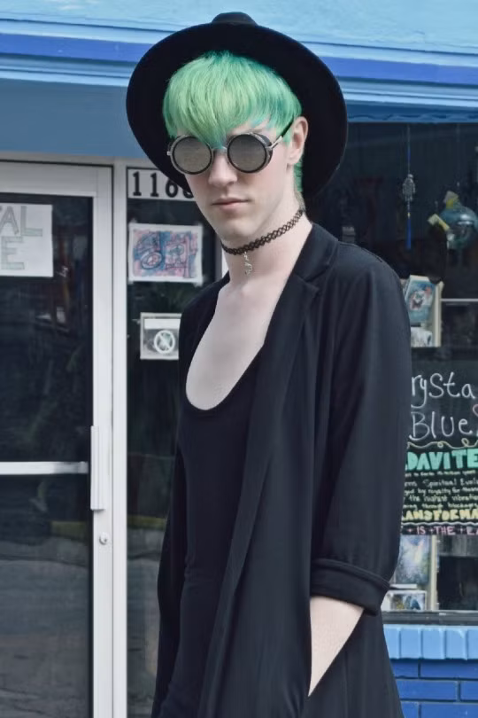 Trên trang Houseofalexander.com, anh còn đăng tải rất nhiều ảnh anh làm người mẫu thời trang cùng nhiều dòng chia sẻ. Trong đó có trích dẫn câu nói của một bé gái rằng: "Tại sao con gái cứ phải mua những thứ màu hồng còn con trai lại chọn những màu khác?".