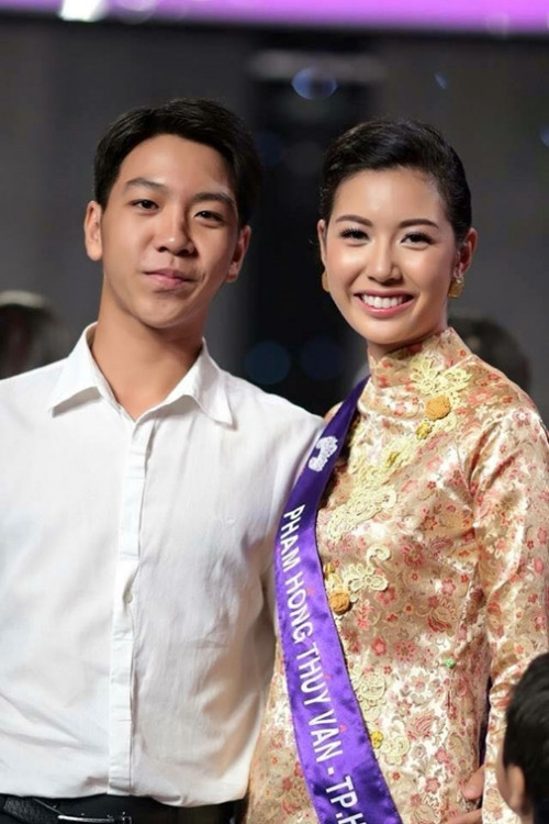 Mới đây, trên mạng xã hội có chia sẻ một số hình ảnh cậu bạn điển trai như hot boy Hàn Quốc đứng bên cạnh Á hậu Quốc tế Thúy Vân.