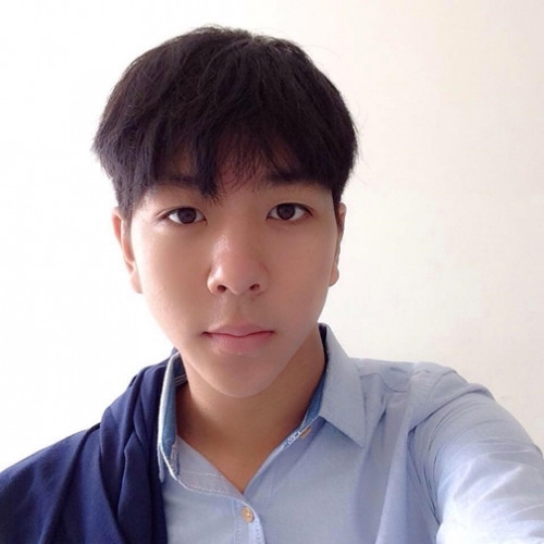 Theo tìm hiểu được biết, chàng trai đang gây sốt mạng này có tên Phạm Hồng Đức – em trai đầu của Thúy Vân. Hồng Đức có chiều cao nổi bật bên cạnh chị gái Thúy Vân.