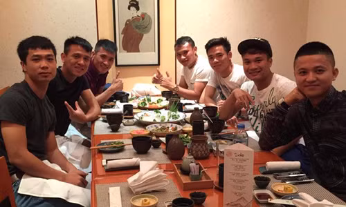 Cong Vinh moi dan em Cong Phuong, Phi Son... di an