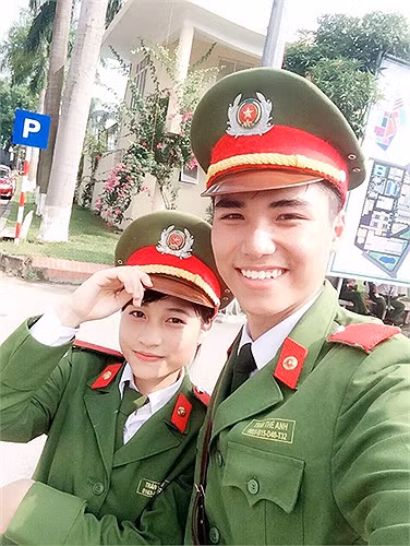 Vừa sở hữu thân hình chuẩn vừa sở hữu thành tích học tập đáng ngưỡng mộ, Trần Thế Anh (sinh viên năm thứ 2, chuyên ngành Cảnh sát đường thủy nội địa, Học viện Cảnh sát Nhân dân) hút sự chú ý của dân mạng trong thời gian vừa qua.