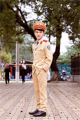 Tuấn Kiệt sinh năm 1994, đến từ Lạng Sơn và hiện đang là sinh viên chuyên ngành Cảnh sát Giao thông - Học viện Cảnh sát Nhân dân.