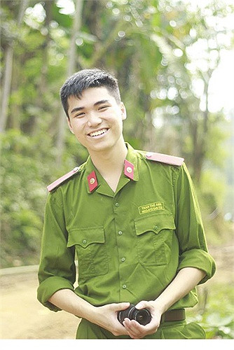 Thế Anh sở hữu thân hình chuẩn với chiều cao 1,82m, Thế Anh còn gây ấn tượng bởi làn da trắng và nụ cười duyên với chiếc răng khểnh.