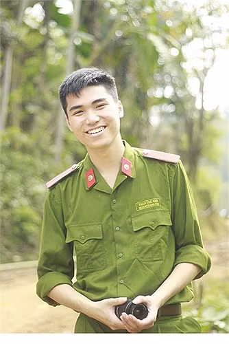 Thế Anh sở hữu thân hình chuẩn với chiều cao 1,82m, Thế Anh còn gây ấn tượng bởi làn da trắng và nụ cười duyên với chiếc răng khểnh.