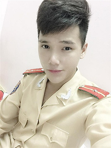 Nam sinh thích đi du lịch, tìm hiểu về các loại ô tô và đánh cầu lông. Ngoài ra, cậu còn có sở trường là vẽ và chụp ảnh.