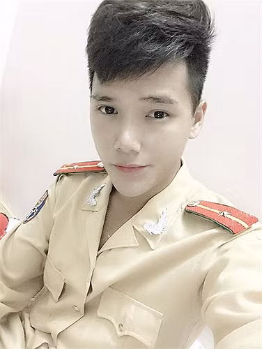 Nam sinh thích đi du lịch, tìm hiểu về các loại ô tô và đánh cầu lông. Ngoài ra, cậu còn có sở trường là vẽ và chụp ảnh.