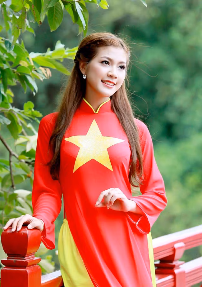 Đây cũng là những hình ảnh ấn tượng khi Hằng tham gia cuộc thi Hoa khôi sinh viên 2015.