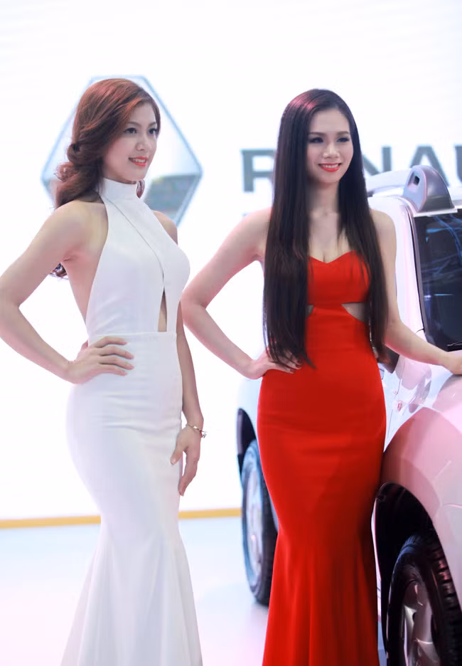 Khoe lưng trần nõn nà trong chiếc đầm bó sát.