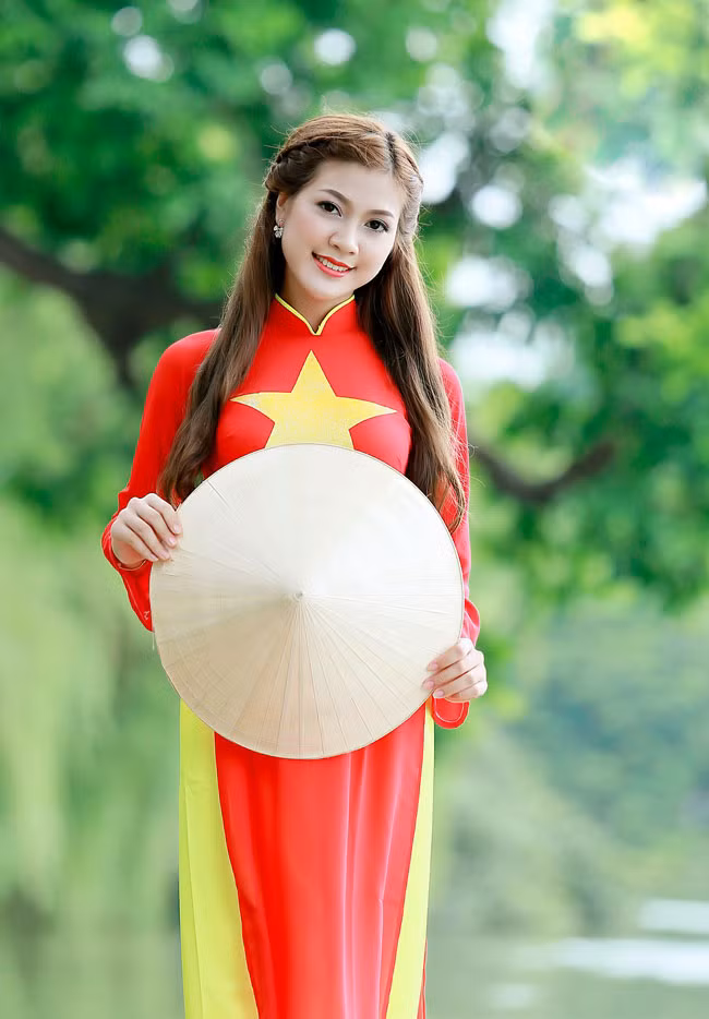 Tân hoa khôi xinh đẹp trong trang phục áo dài cờ đỏ sao vàng.