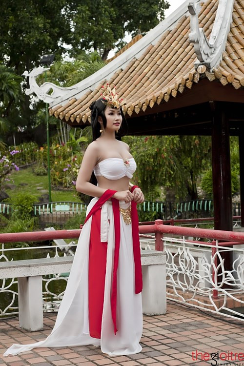 Xem nữ DJ Sài thành 9X cosplay thành nàng Điêu Thuyền gợi cảm.