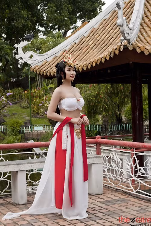 Xem nữ DJ Sài thành 9X cosplay thành nàng Điêu Thuyền gợi cảm.
