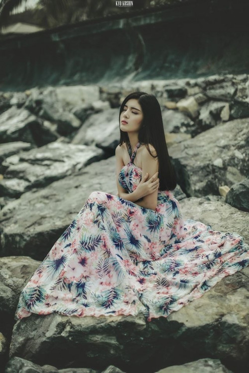 Mới đây, bạn gái cũ của ca sĩ Bùi Anh Tuấn vừa thực hiện bộ ảnh xinh đẹp và gợi cảm khoe đôi vai trần khiến cư dân mạng “say như điếu đổ”.