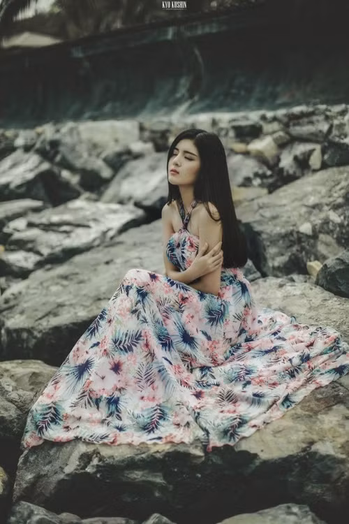 Mới đây, bạn gái cũ của ca sĩ Bùi Anh Tuấn vừa thực hiện bộ ảnh xinh đẹp và gợi cảm khoe đôi vai trần khiến cư dân mạng “say như điếu đổ”.