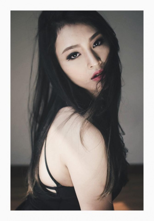 Ngoài thời gian làm việc chính, Thùy An còn làm mẫu ảnh, tuy nhiên cô bạn này cũng thẳng thắn: “Về việc làm mẫu ảnh cho các shop hay các nhãn hiệu khác nhau, mình vẫn nhận hàng ngày nếu có đơn đặt hàng. Tuy nhiên, cũng phải xem yêu cầu của phía đối tác đưa ra như thế nào, mình phải xem xét thật kĩ xem có ảnh hưởng gì đến công việc chính của mình không thì mới có thể nhận lời được”.