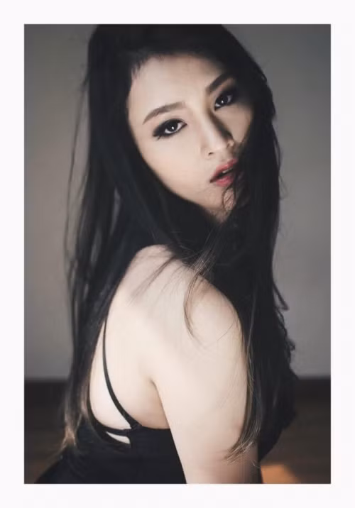 Ngoài thời gian làm việc chính, Thùy An còn làm mẫu ảnh, tuy nhiên cô bạn này cũng thẳng thắn: “Về việc làm mẫu ảnh cho các shop hay các nhãn hiệu khác nhau, mình vẫn nhận hàng ngày nếu có đơn đặt hàng. Tuy nhiên, cũng phải xem yêu cầu của phía đối tác đưa ra như thế nào, mình phải xem xét thật kĩ xem có ảnh hưởng gì đến công việc chính của mình không thì mới có thể nhận lời được”.