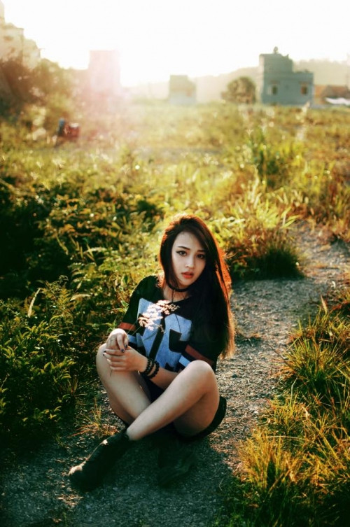 “Năm 2014 mình cũng có tham gia cuộc thi Người Đẹp Kinh Bắc và may mắn lọt vào Top 5, sau cùng đã đoạt được 2 giải "Thí sinh được bình chọn nhiều nhất", "Thí sinh ăn ảnh nhất". Mình hiện tại đang công tác trong lực lượng Công an nhân dân tại Hà Nội”, Thùy An cho biết.