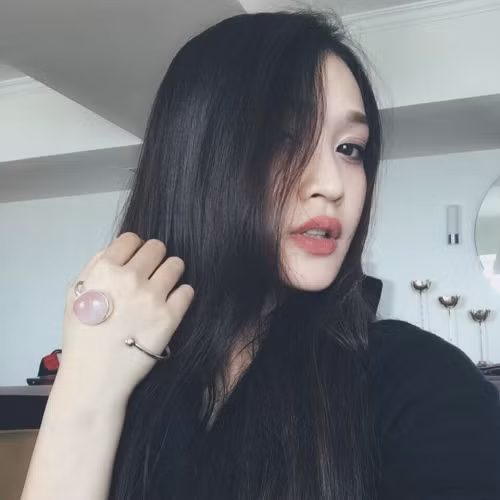 Vì công việc chiếm gần hết thời gian ban ngày của Thùy An, nên Thùy An rất khó khăn trong việc sắp xếp thời gian tham gia các hoạt động nghệ thuật. Cô bạn cho biết thời gian rảnh thường làm các đồ phụ kiện handmade để thỏa mãn sở thích thiết kế thời trang.