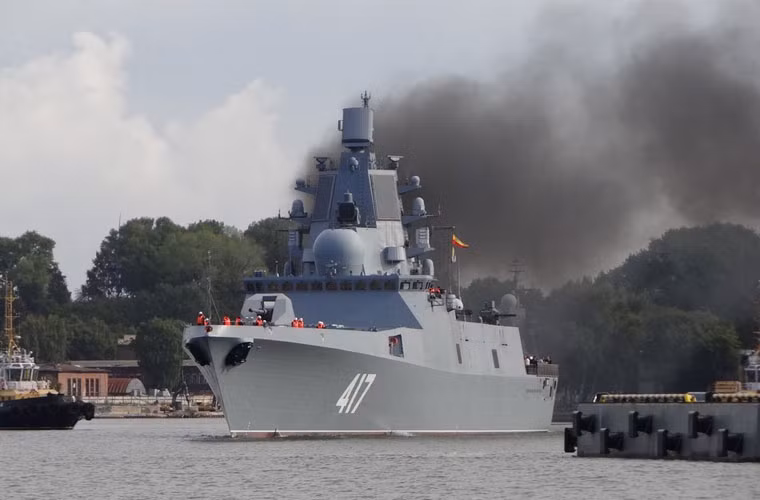 …tuy nhiên, việc xả khói đen nhiều tới vậy sẽ làm tăng độ bộc lộ hồng ngoại cũng như tăng khả năng bị khí tài quang học của địch đặt trên tàu chiến, máy bay.